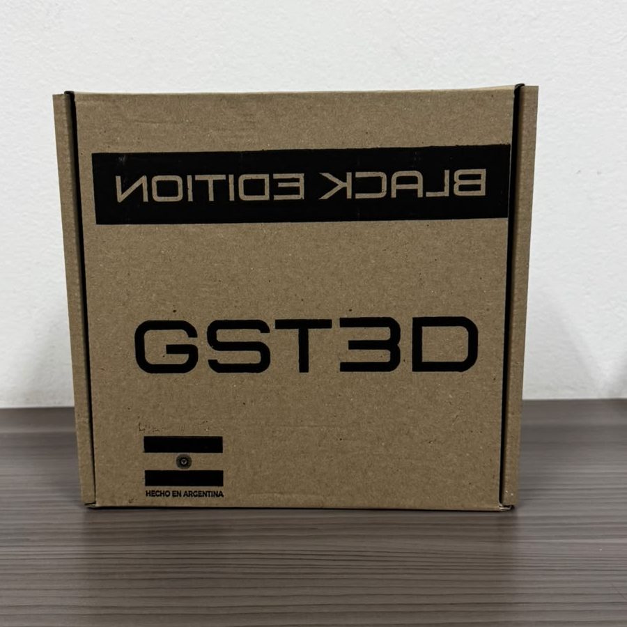Caja de filamento GST 3D | BLACK EDITION, vista frontal, con la leyenda Hecho en Argentina